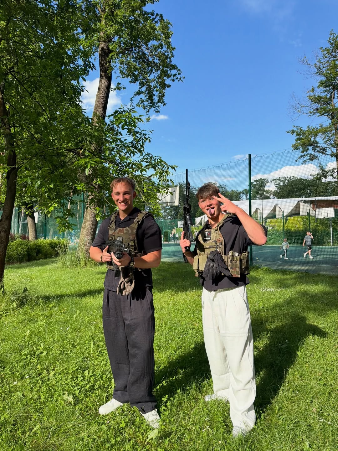 Armia JUK, dwóch braci